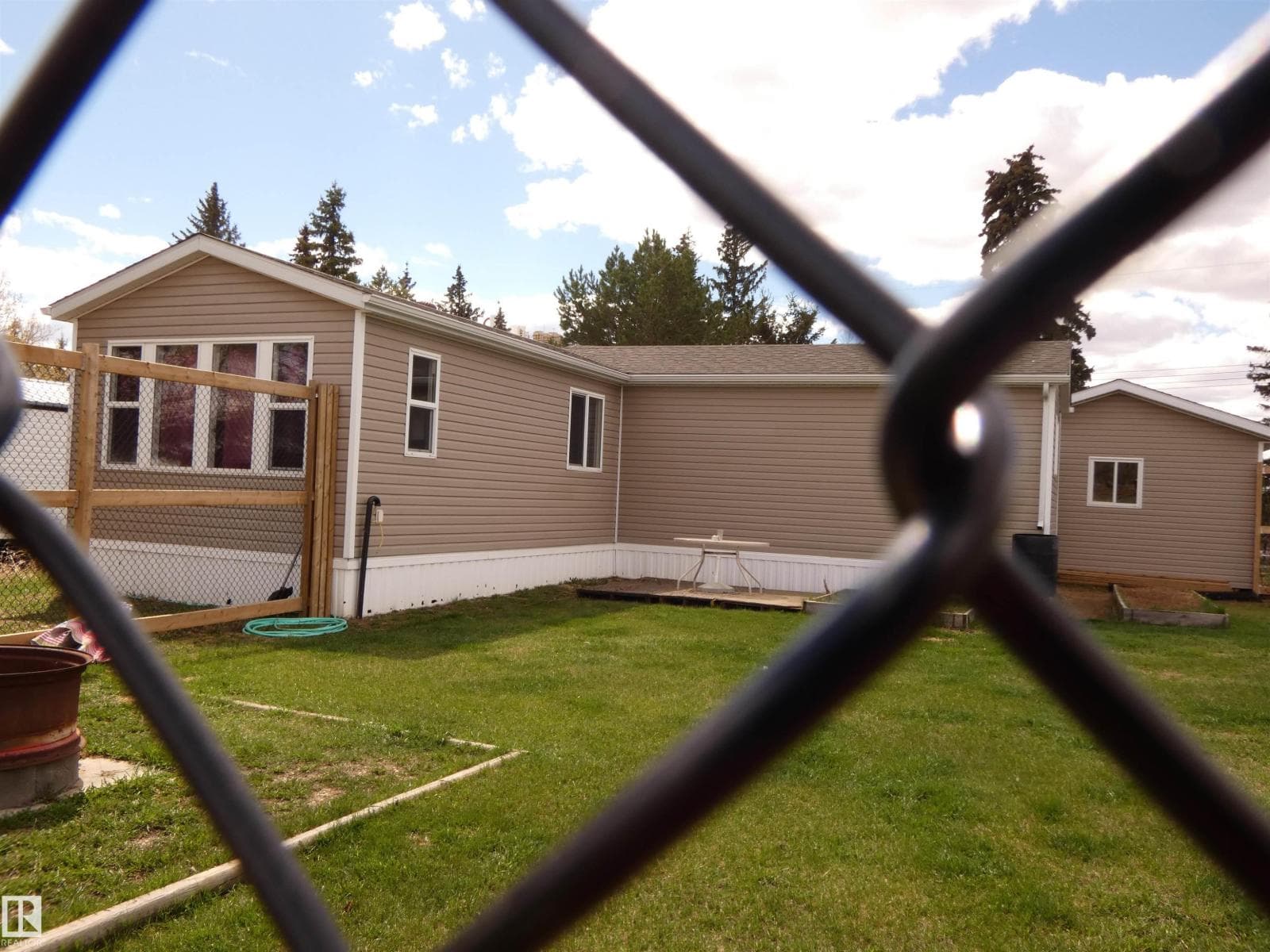 4942 49 ST