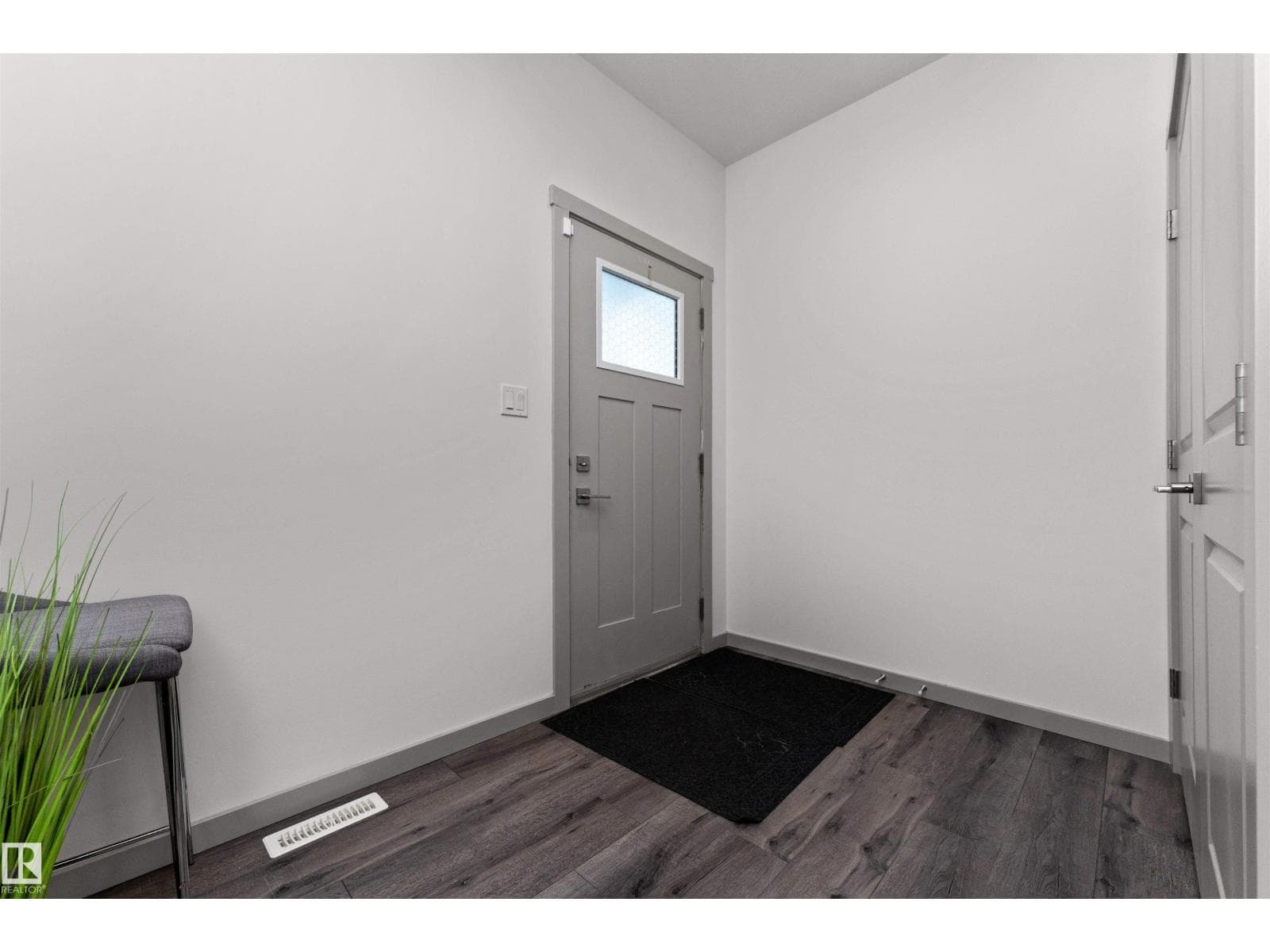 2330 KELLY CI SW — photo 4