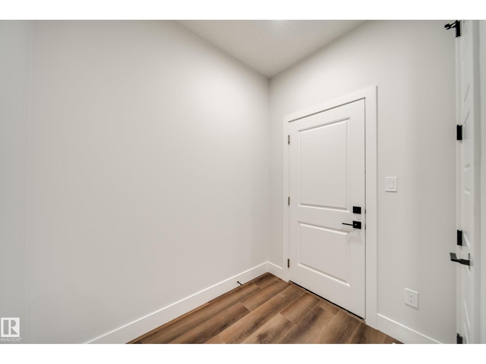 8808 183 AV NW — photo 5