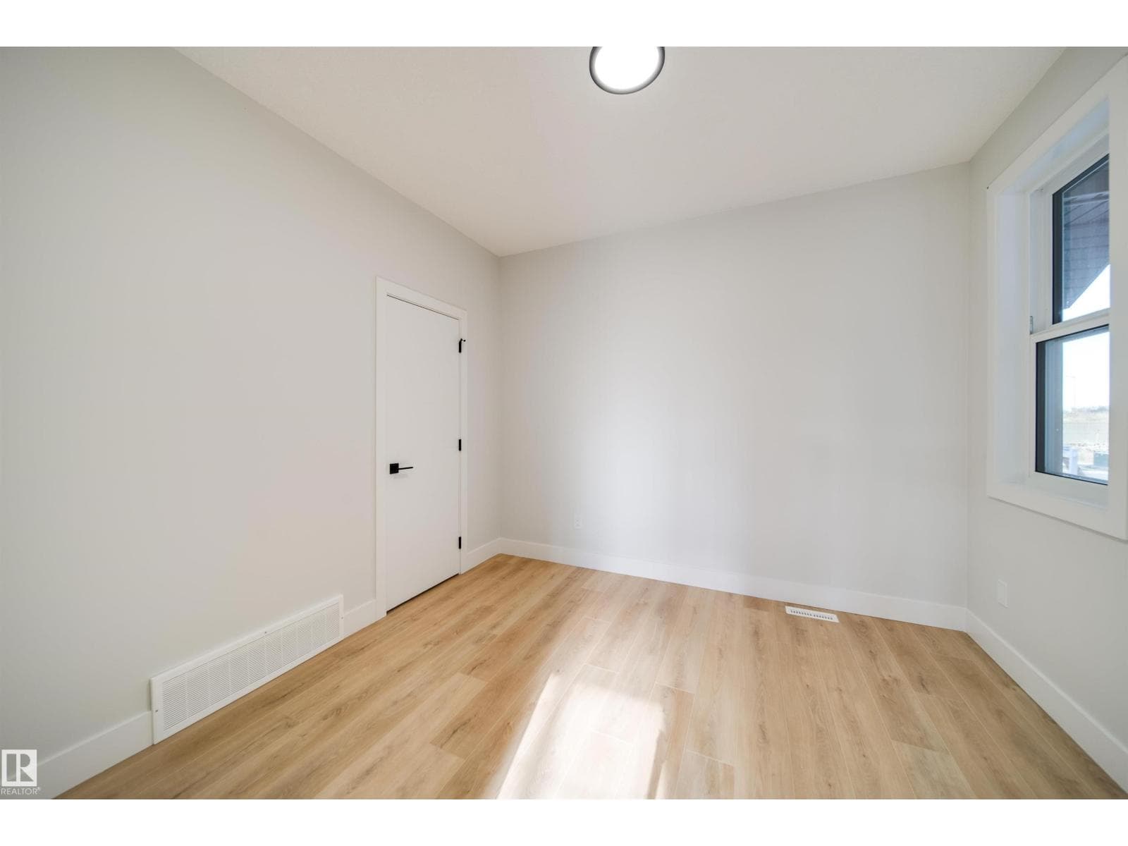 8603 183 AV NW — photo 5