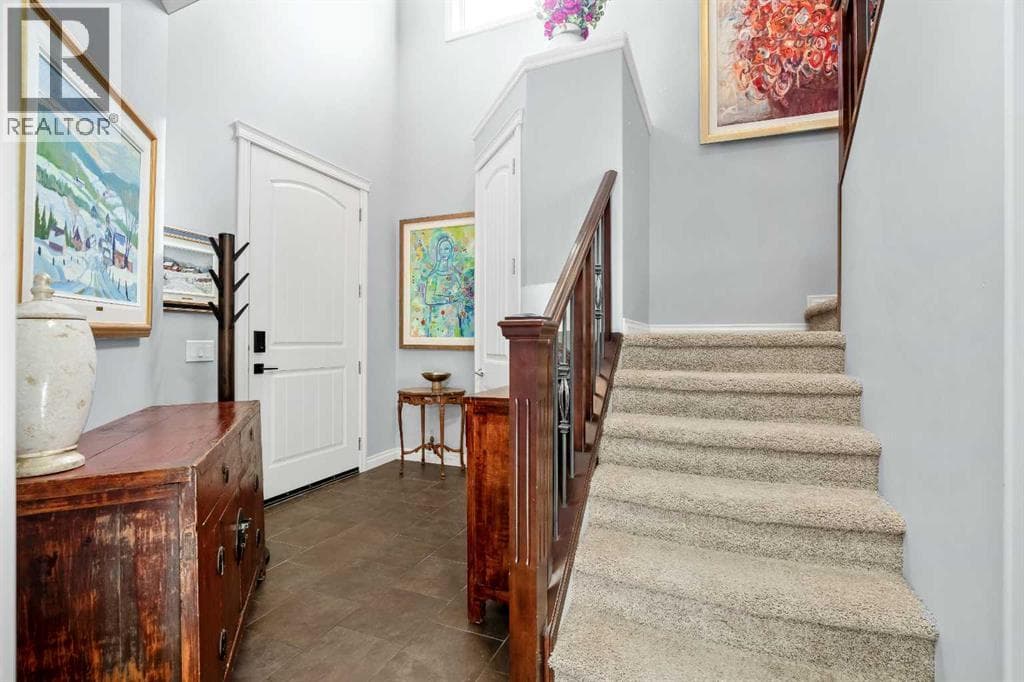 611 Montgomery Close SE — photo 2