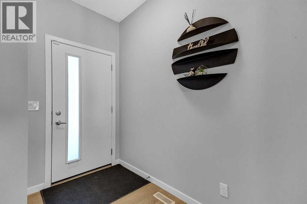 672 Walgrove Boulevard SE — photo 2