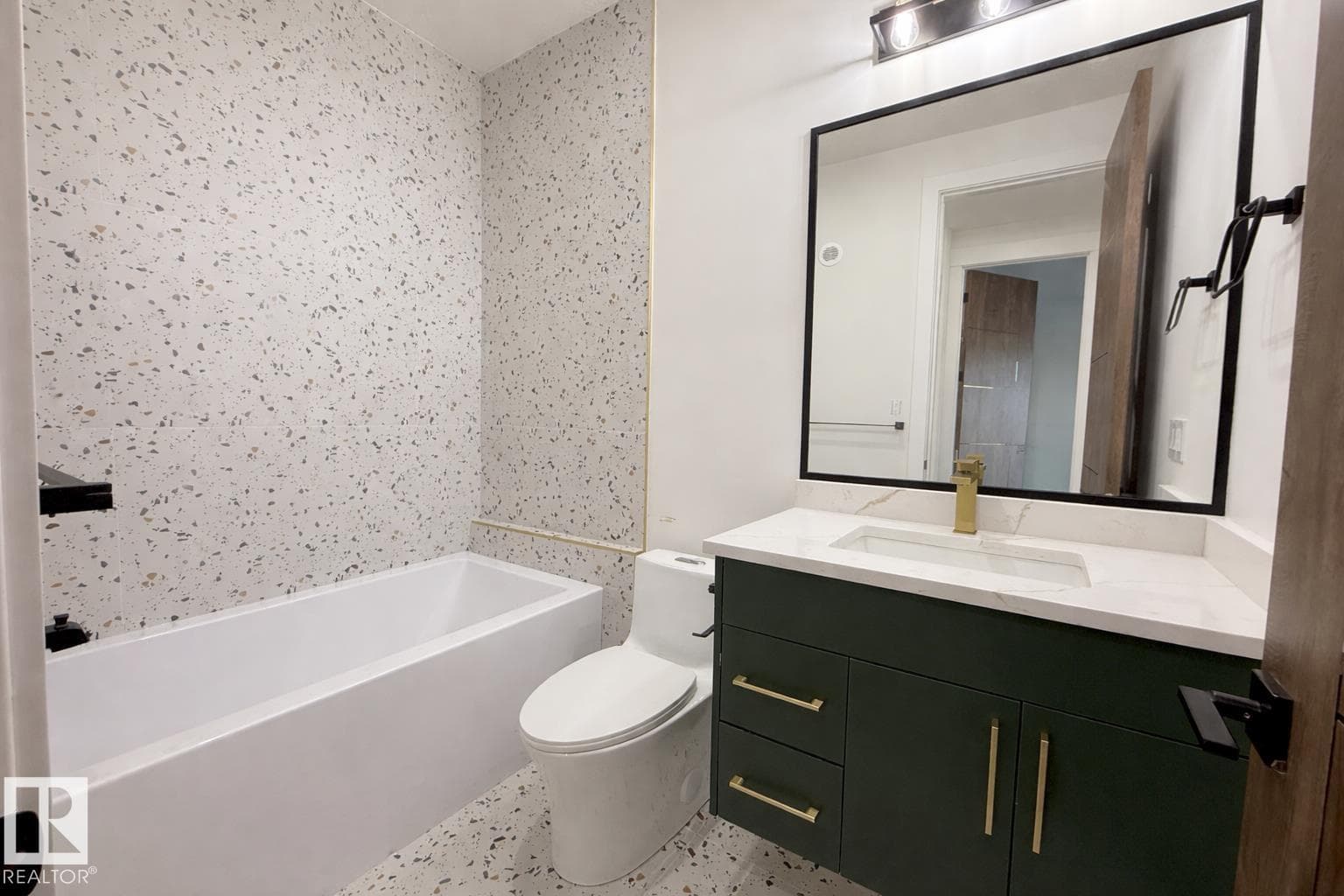 1738 62 AV NE — photo 2