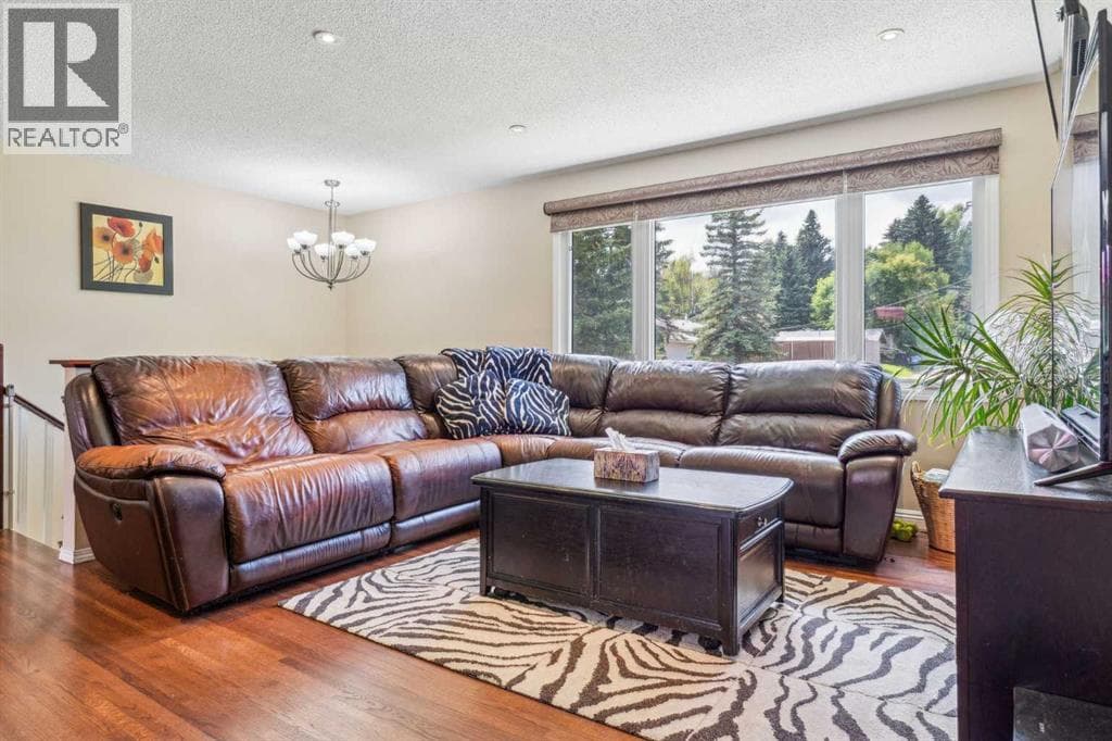 320 Haddon Road SW — photo 4