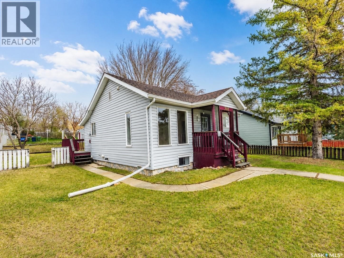 768 Caribou STREET W