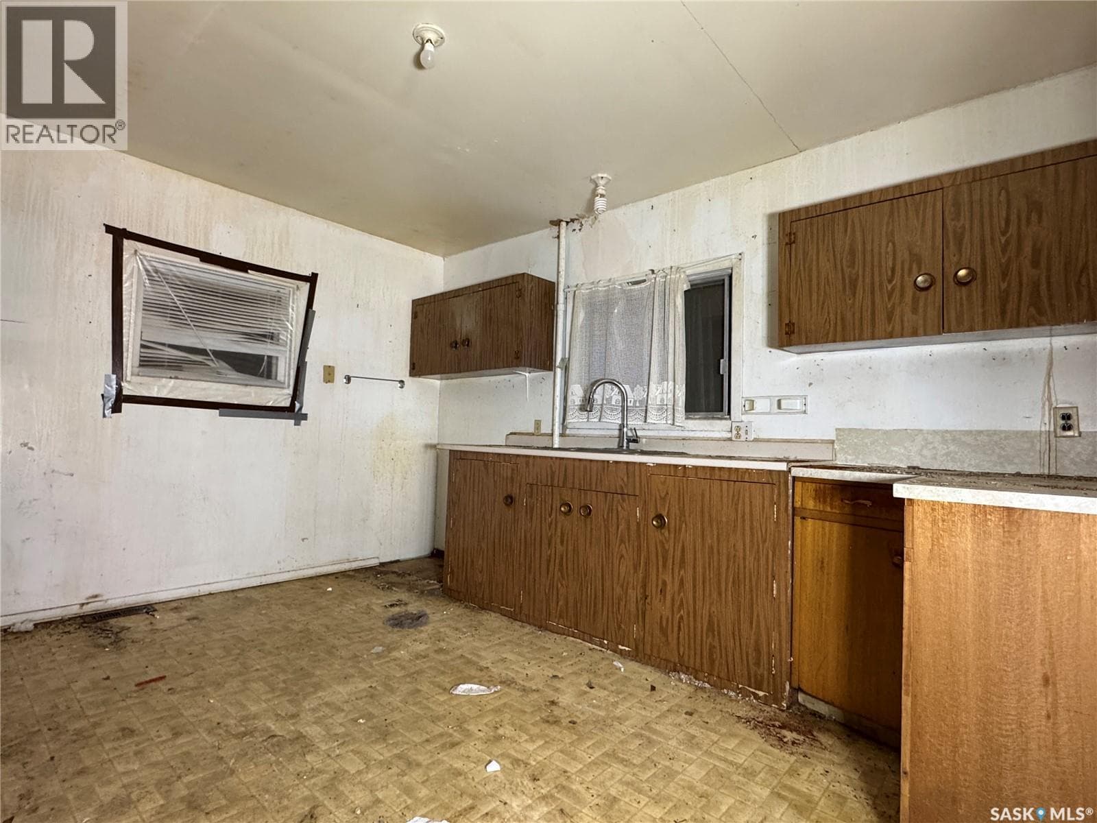 208 Irvine STREET — photo 4