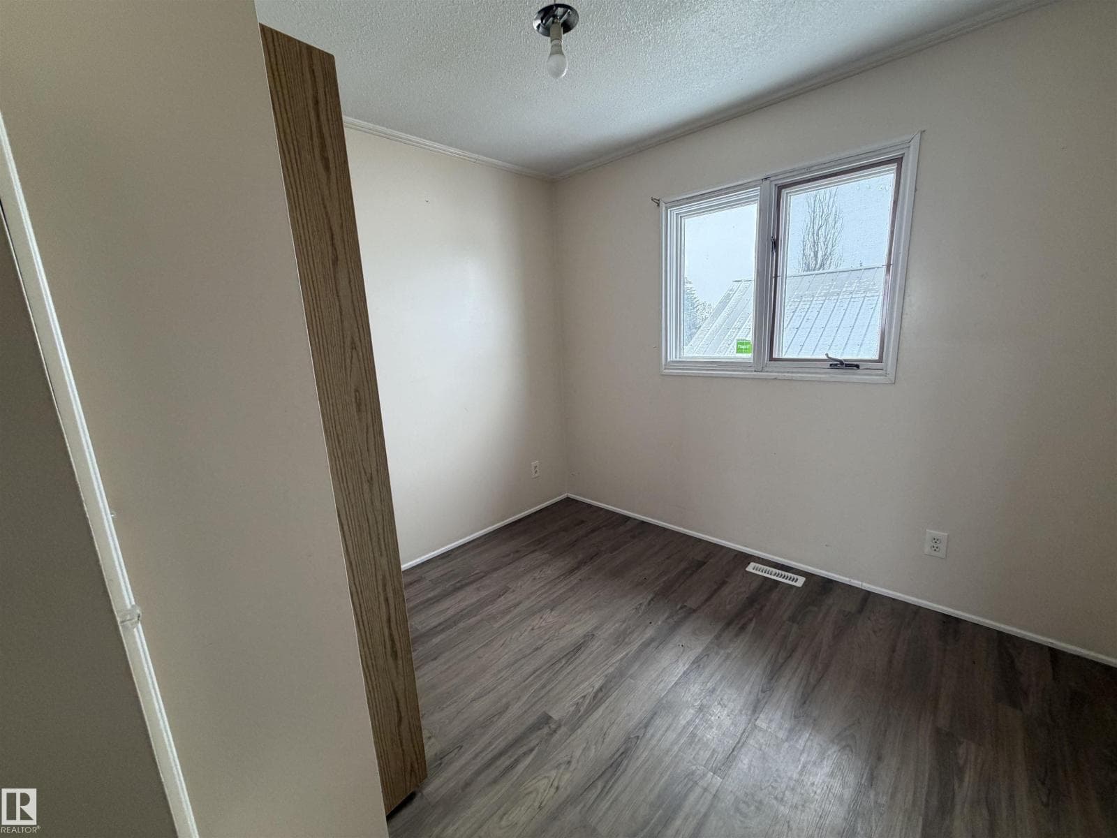 4847 50 AV — photo 5