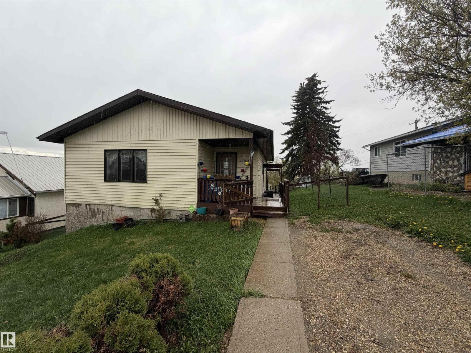 4847 50 AV — photo 2