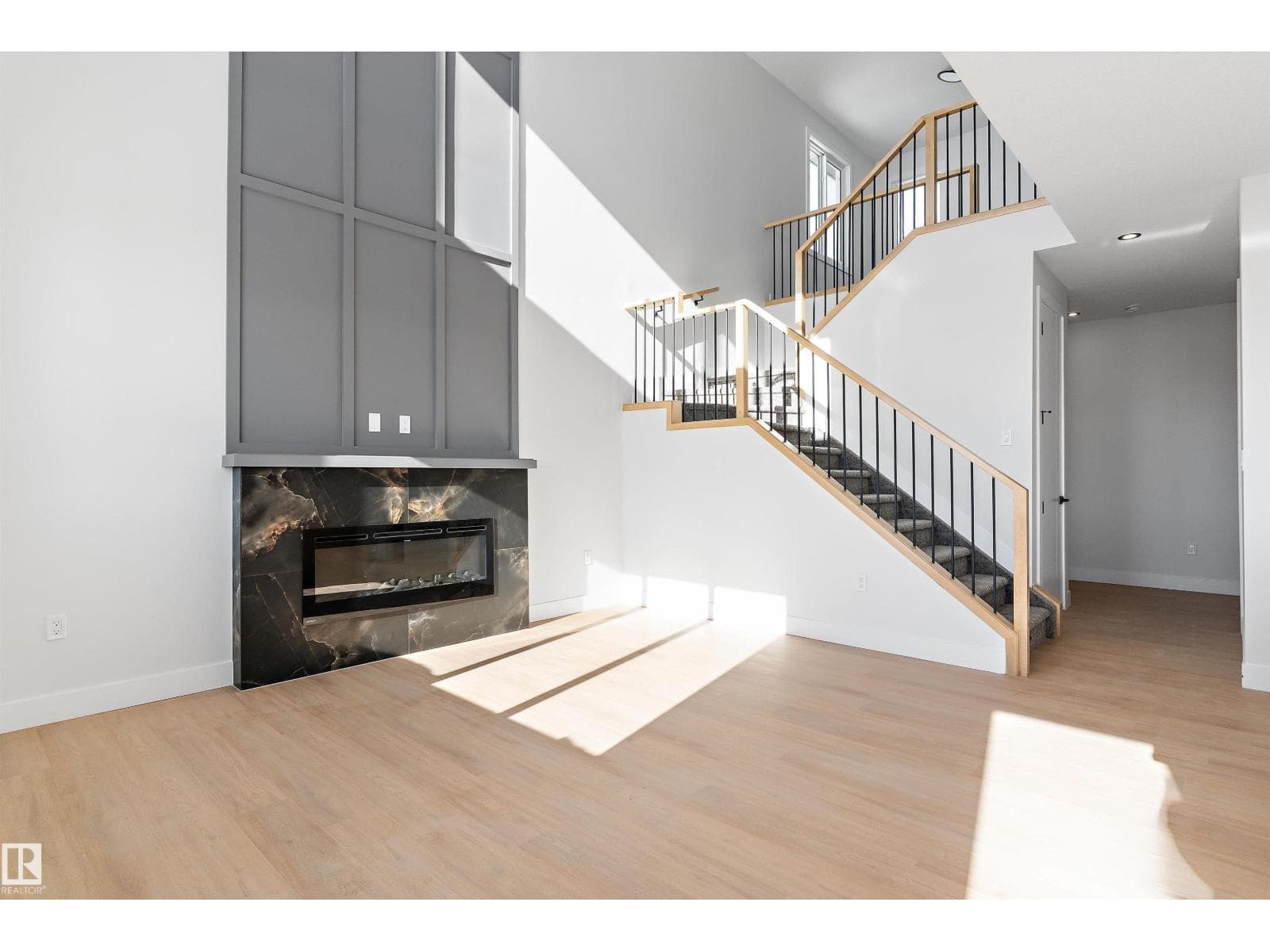 34 ASTORIA PL