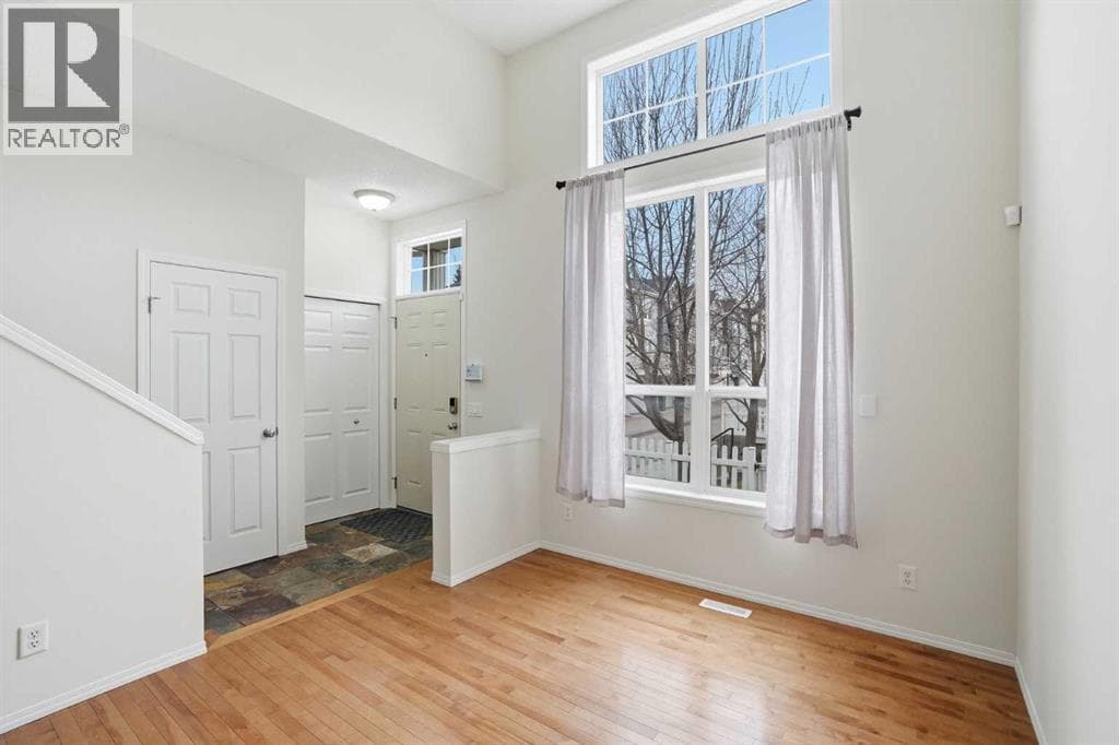 305 Elgin Gardens SE — photo 3