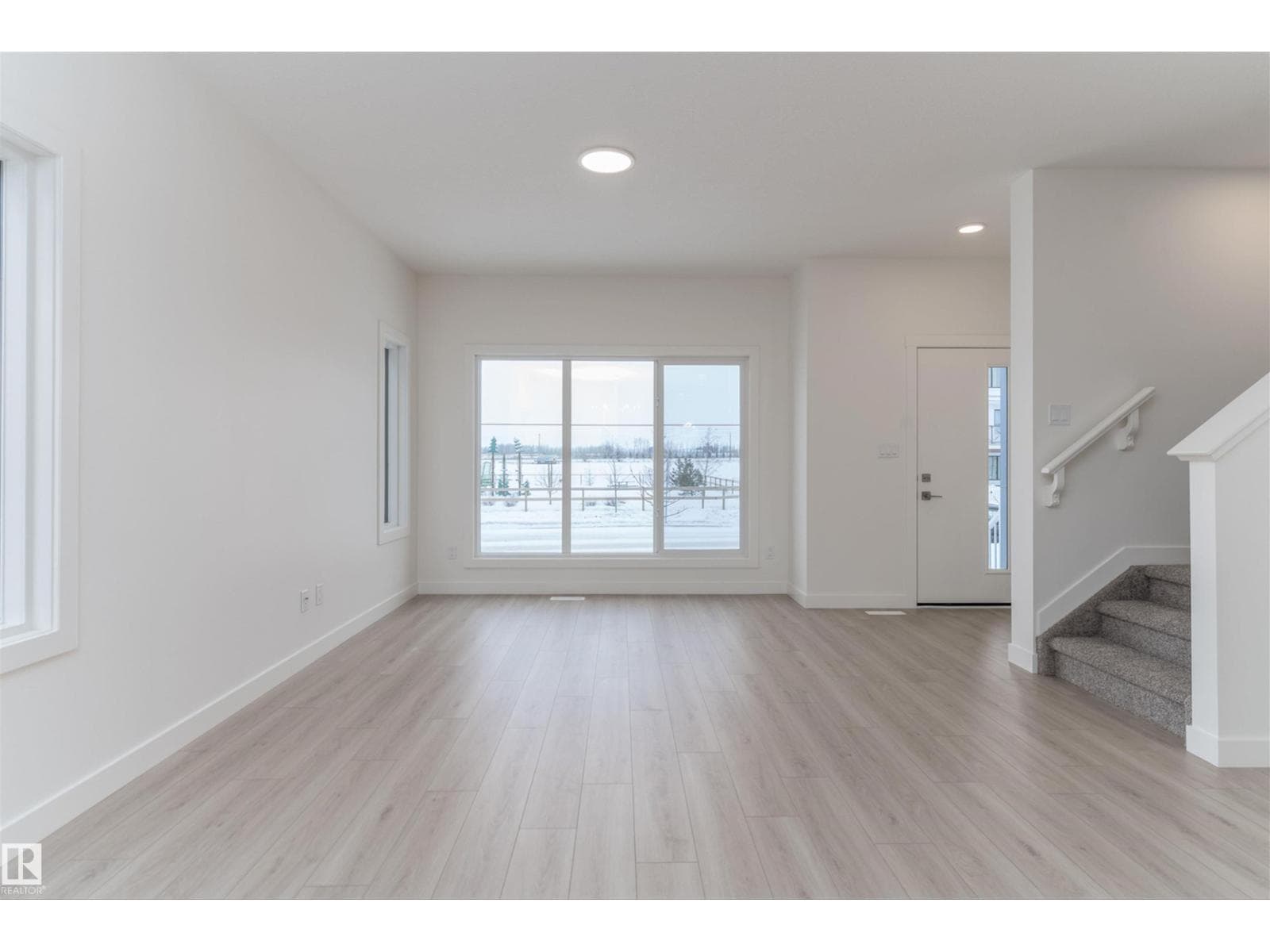 1250 MCLEOD AV — photo 4