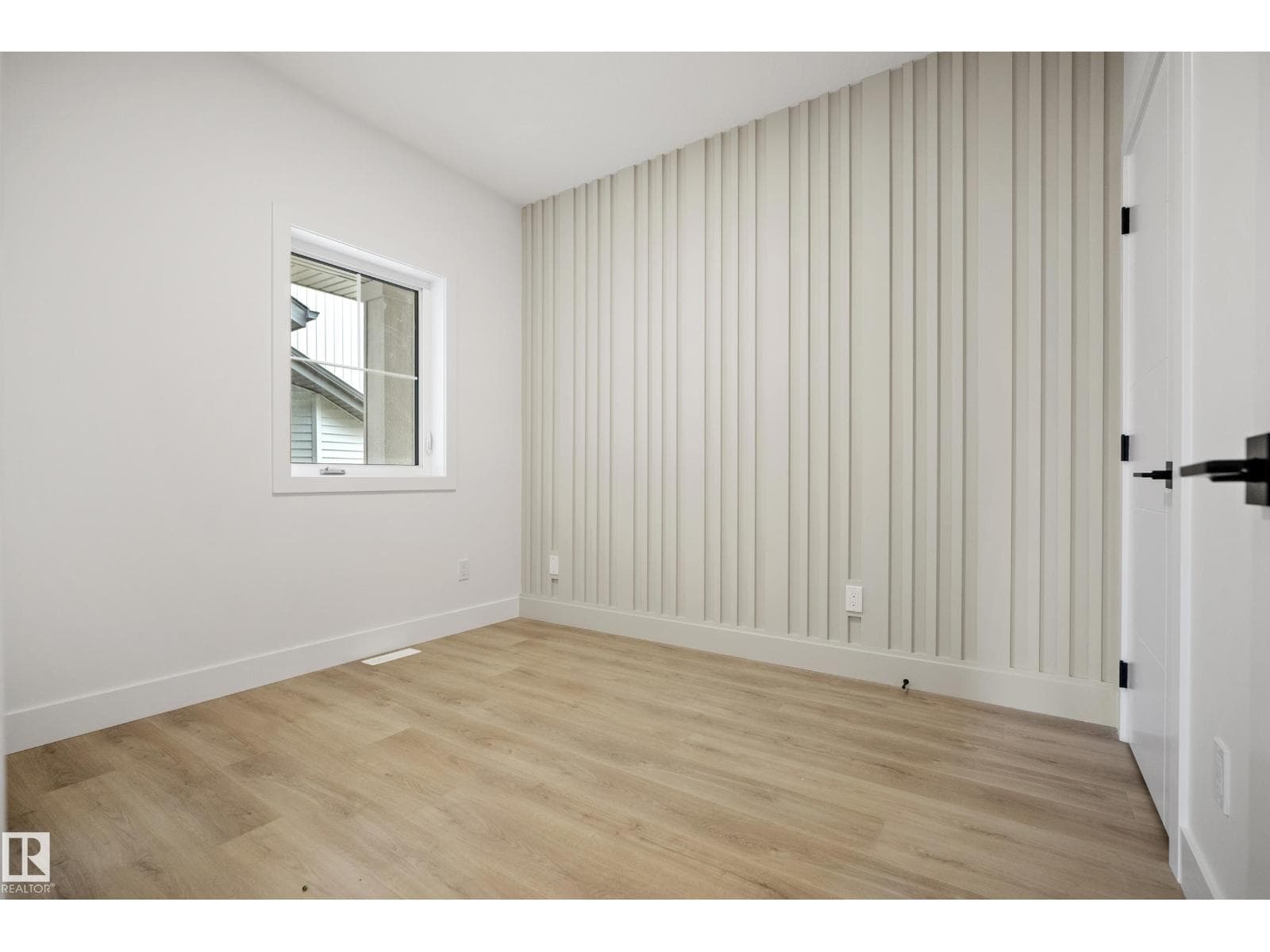157 Caledon CR — photo 2