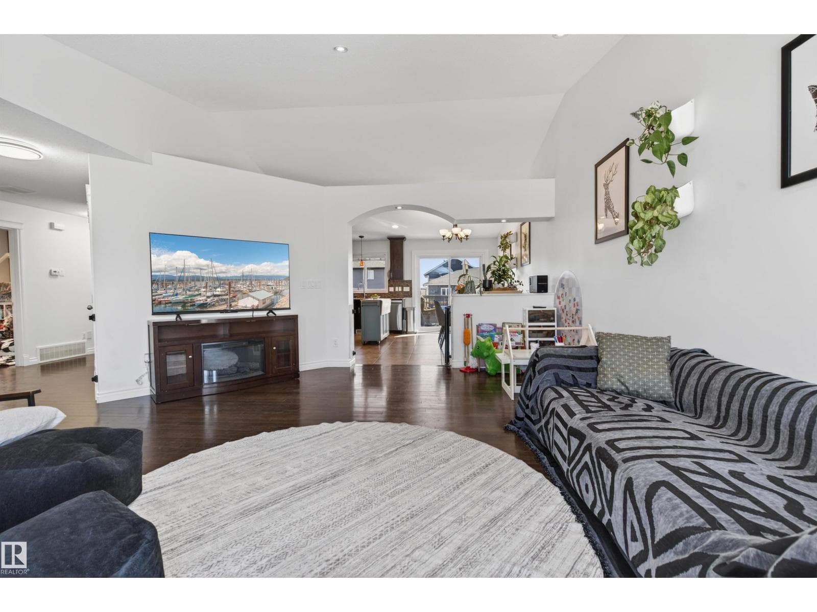 4905 58 AV — photo 4