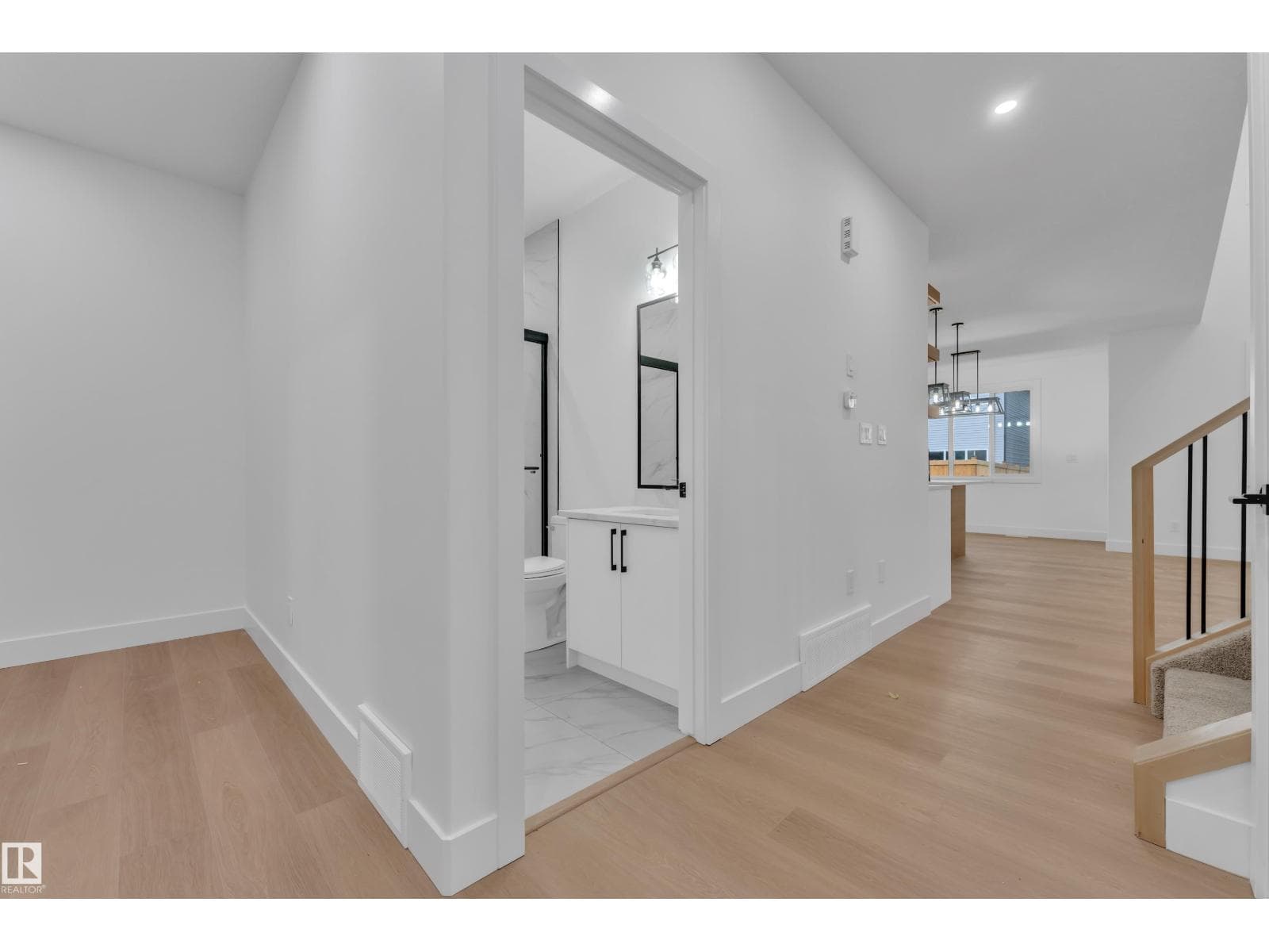 6226 45 AV — photo 5