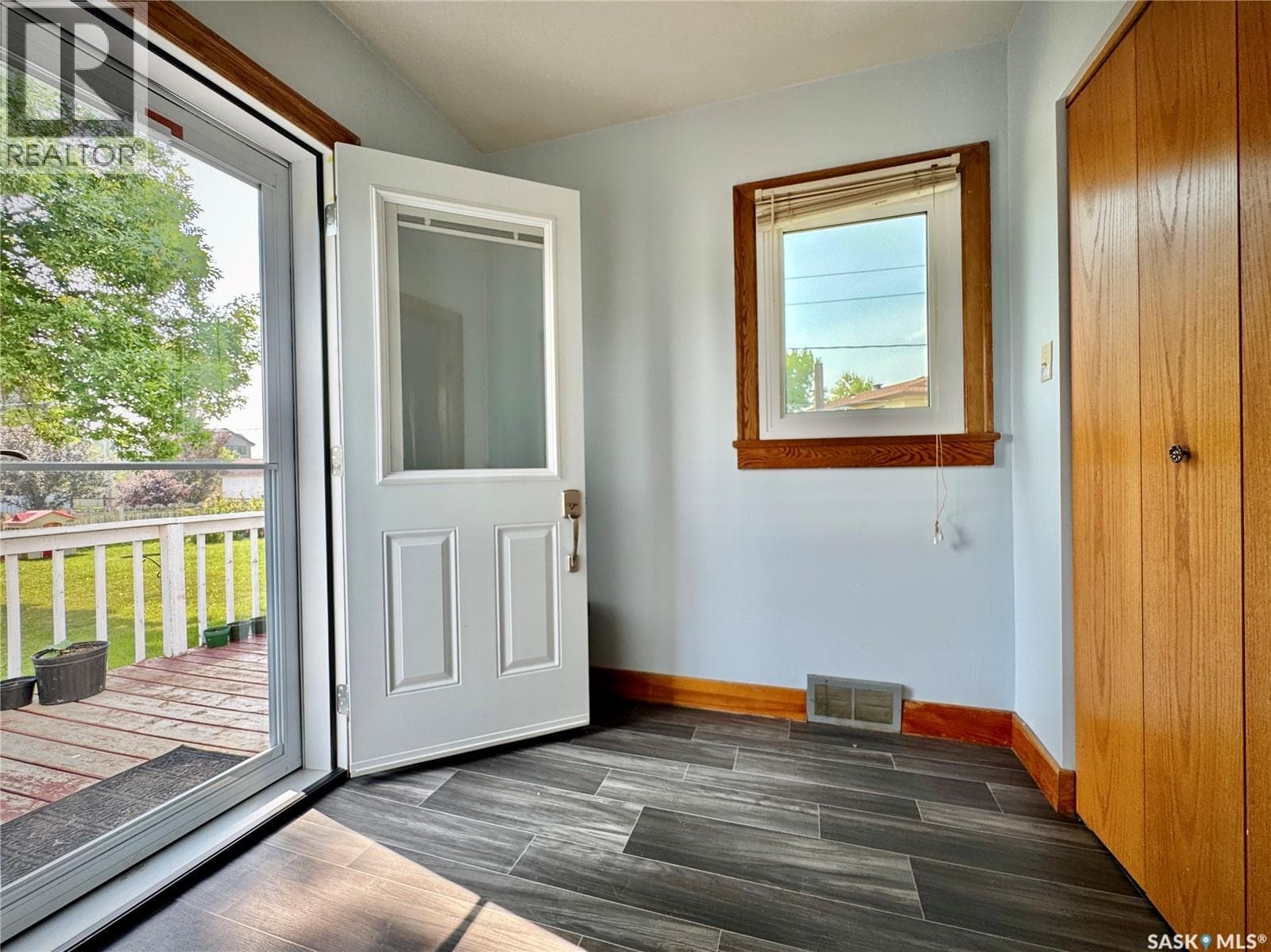 405 March AVENUE E — photo 2