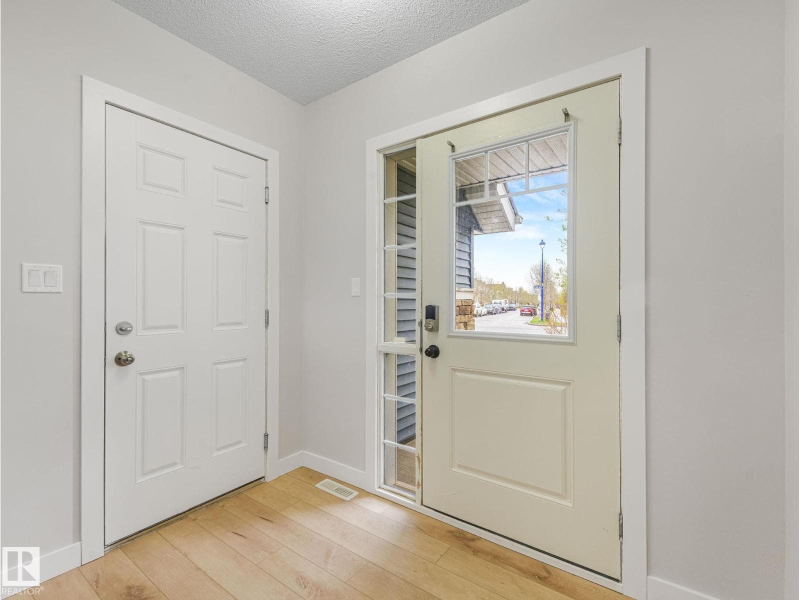 7327 24 AV SW — photo 5