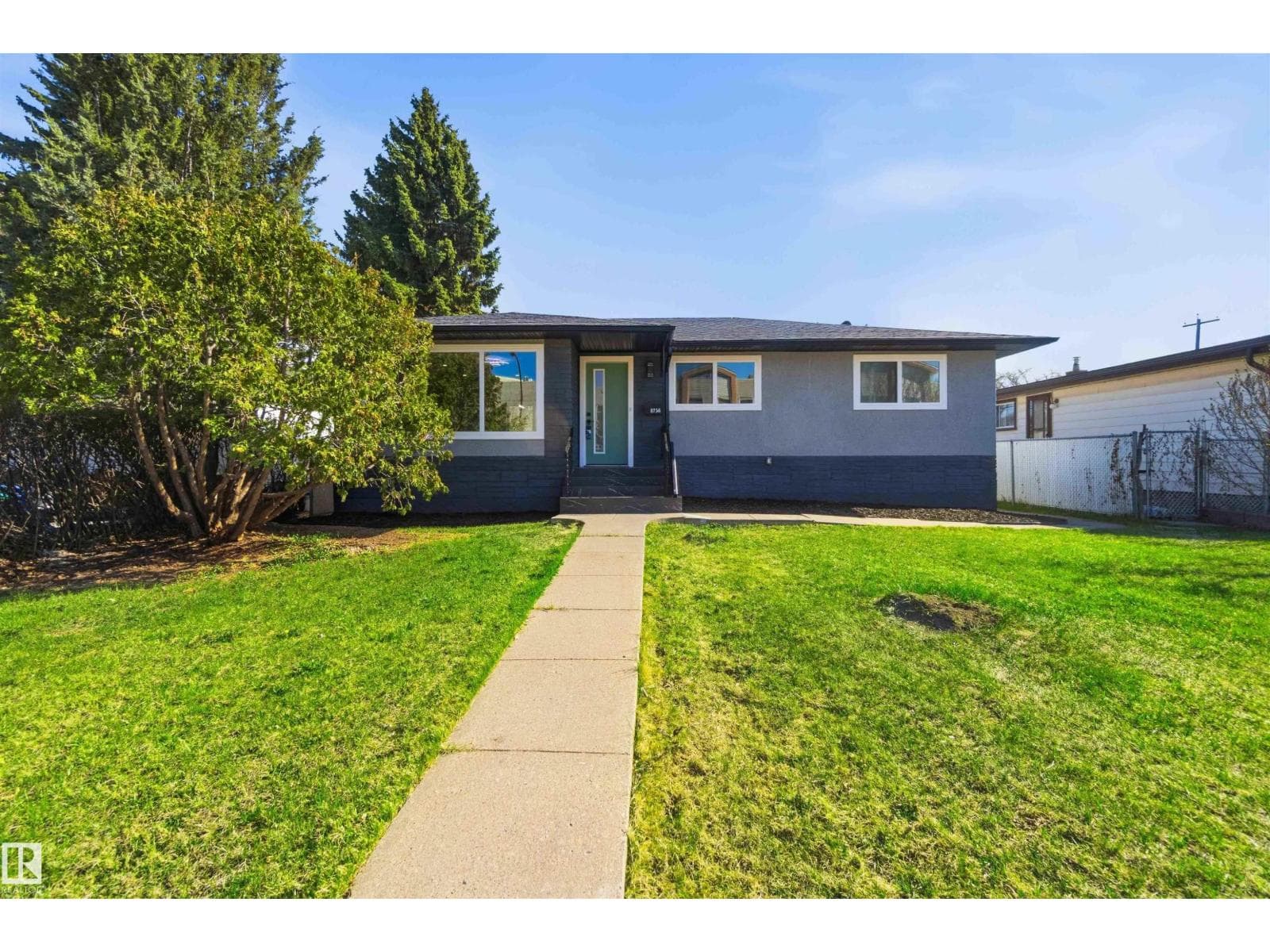 8736 66 AV NW — photo 2