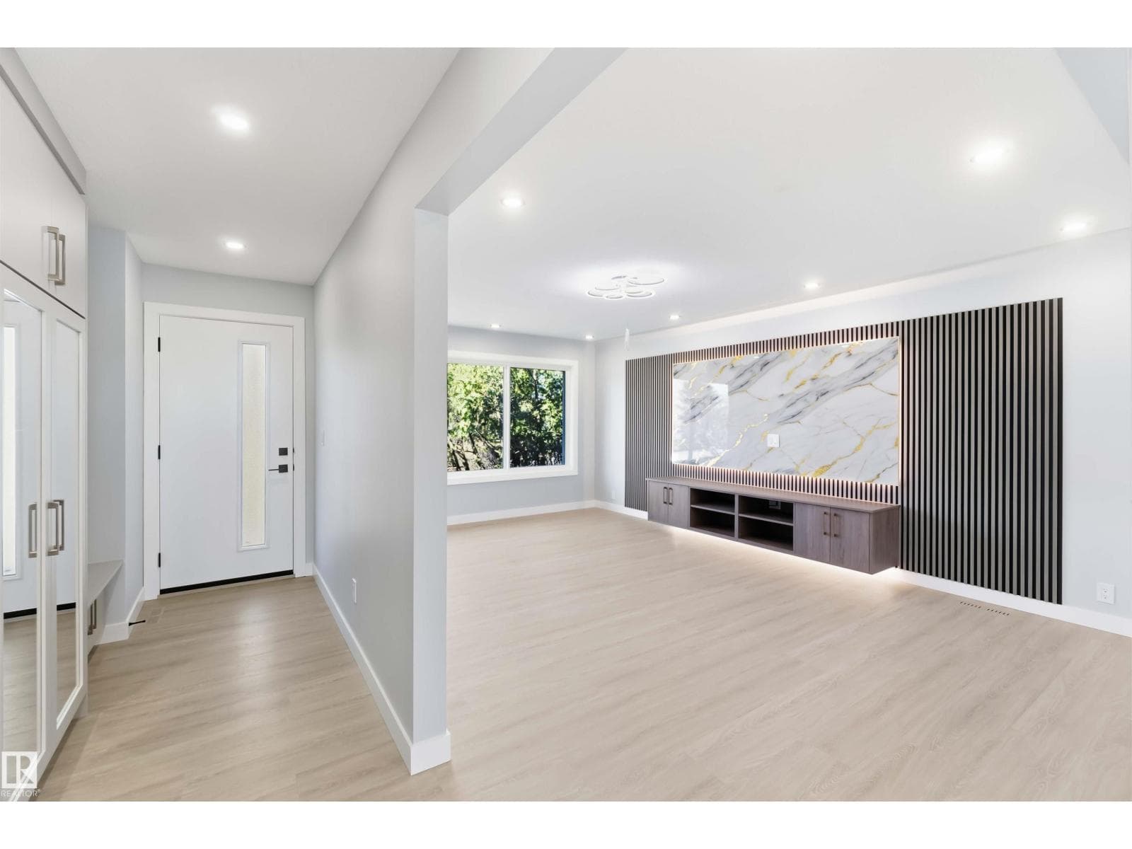 8736 66 AV NW — photo 5