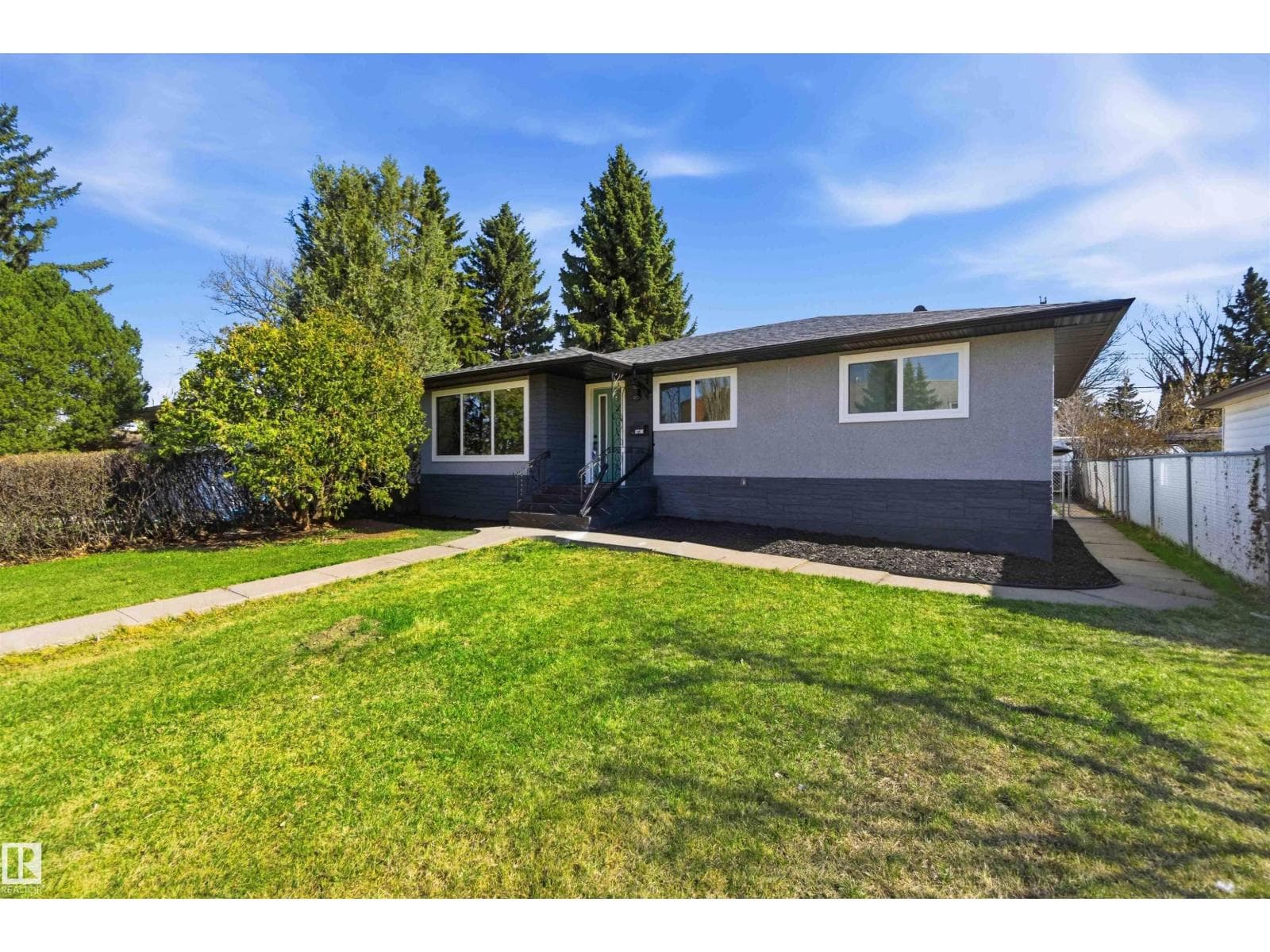 8736 66 AV NW — photo 3