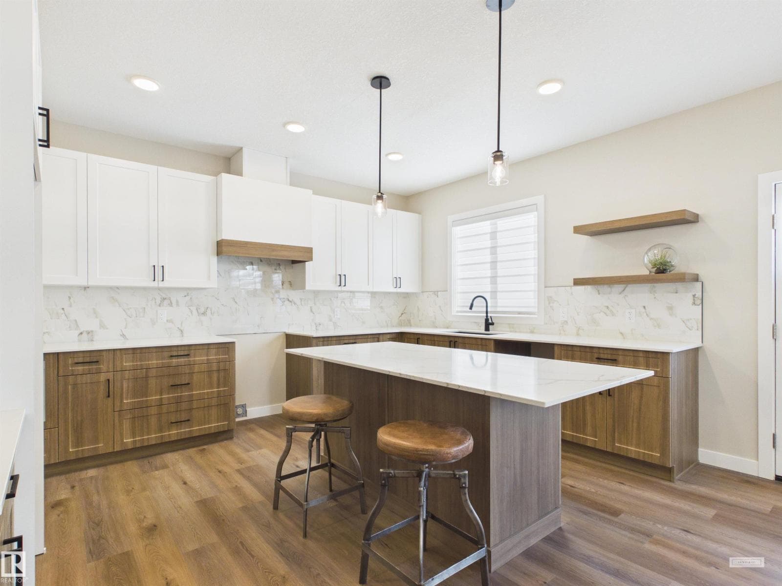 194 CALEDON CR