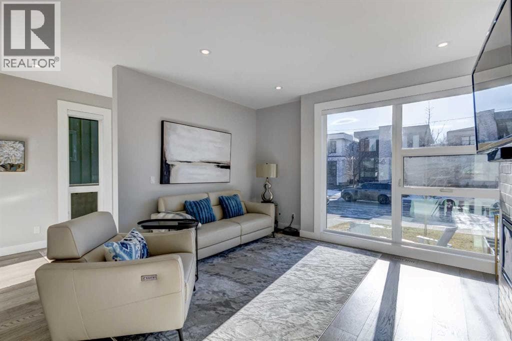 2022 44 Avenue SW — photo 4