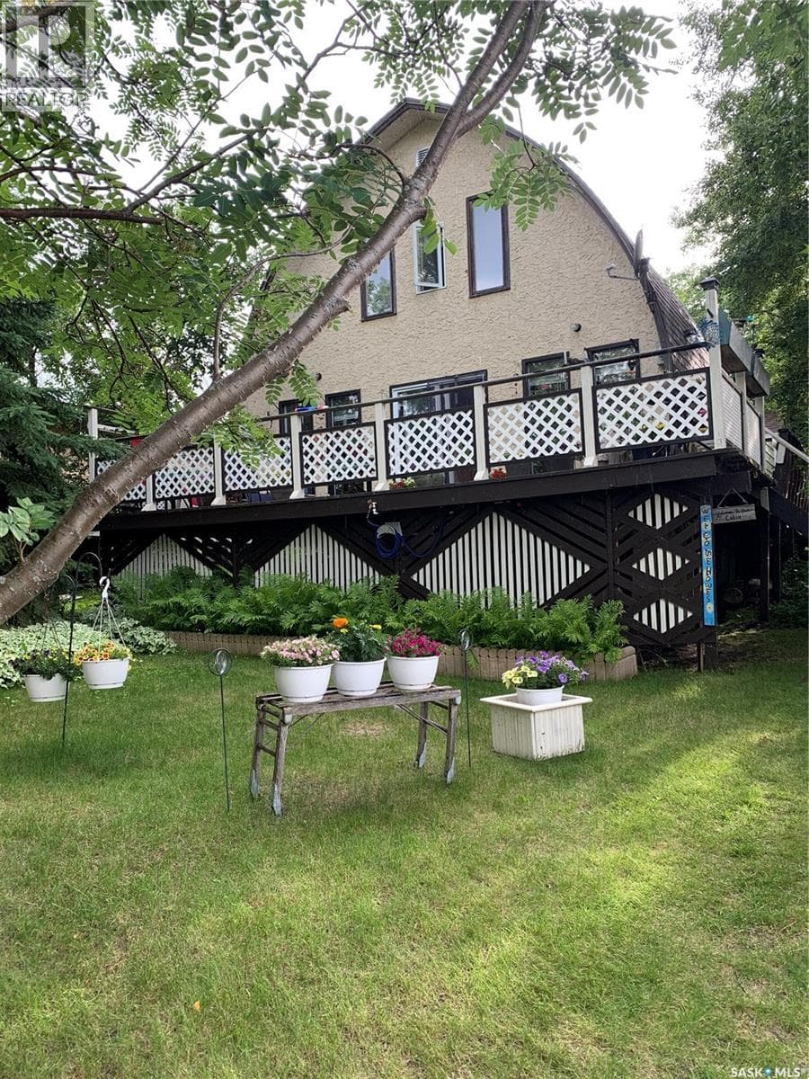 18 Elm AVENUE