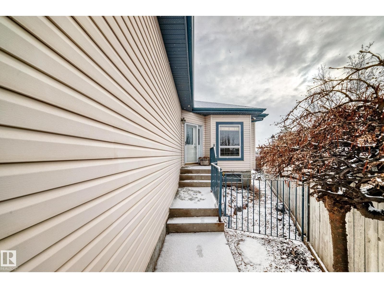 576 GLENWRIGHT CR NW — photo 4