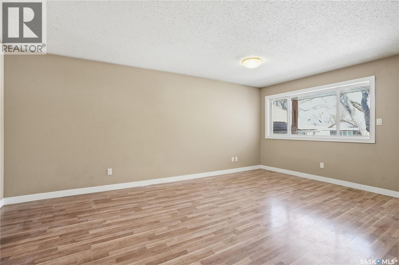 1152 Cameron STREET — photo 4