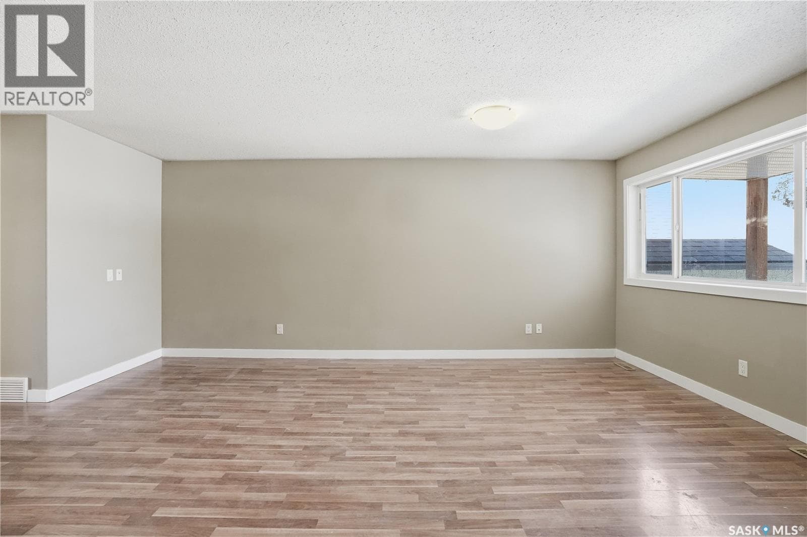 1152 Cameron STREET — photo 5