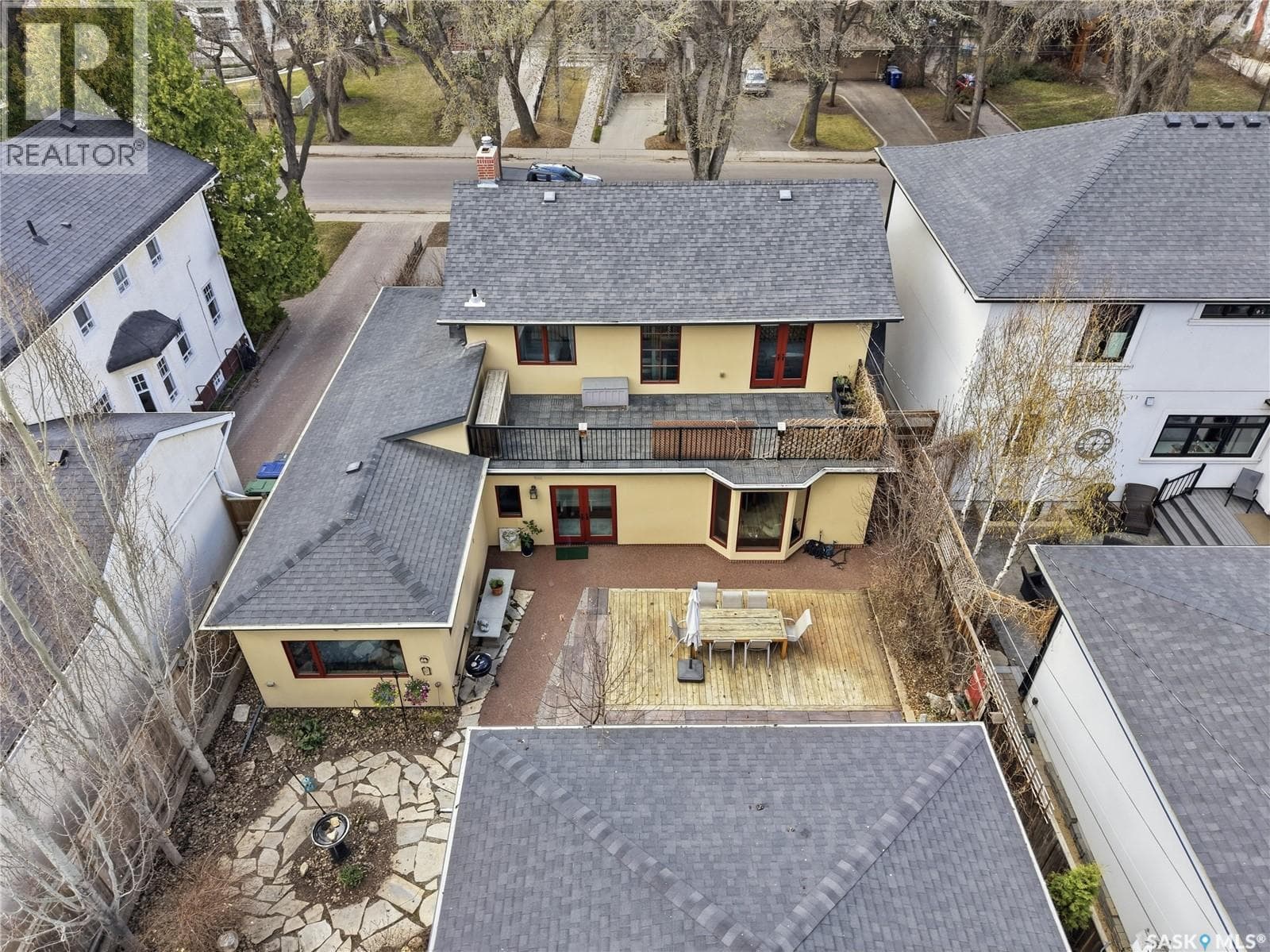 208 Saskatchewan CRESCENT W — photo 4