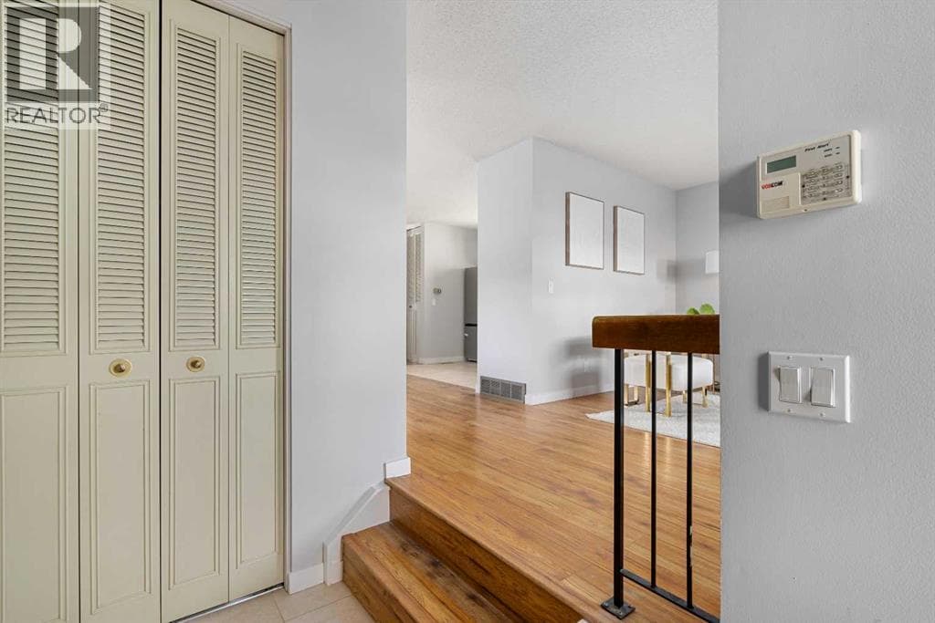 12 Edgedale Way NW — photo 3