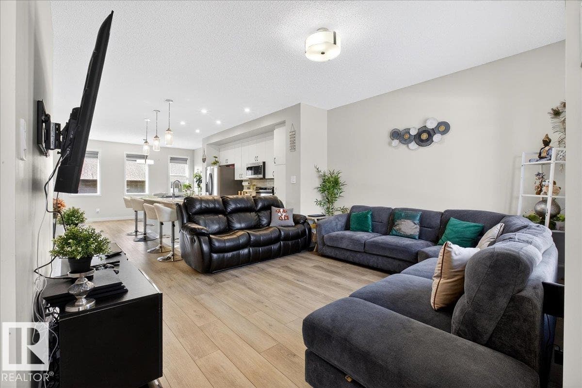5315 22 AV SW — photo 4