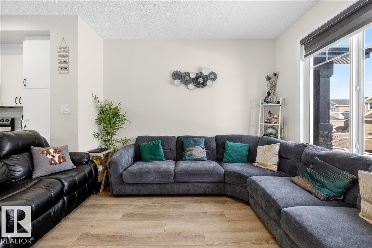 5315 22 AV SW — photo 5