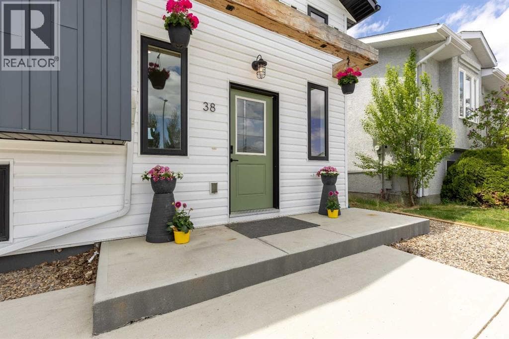 38 Blackfoot Road W — photo 4