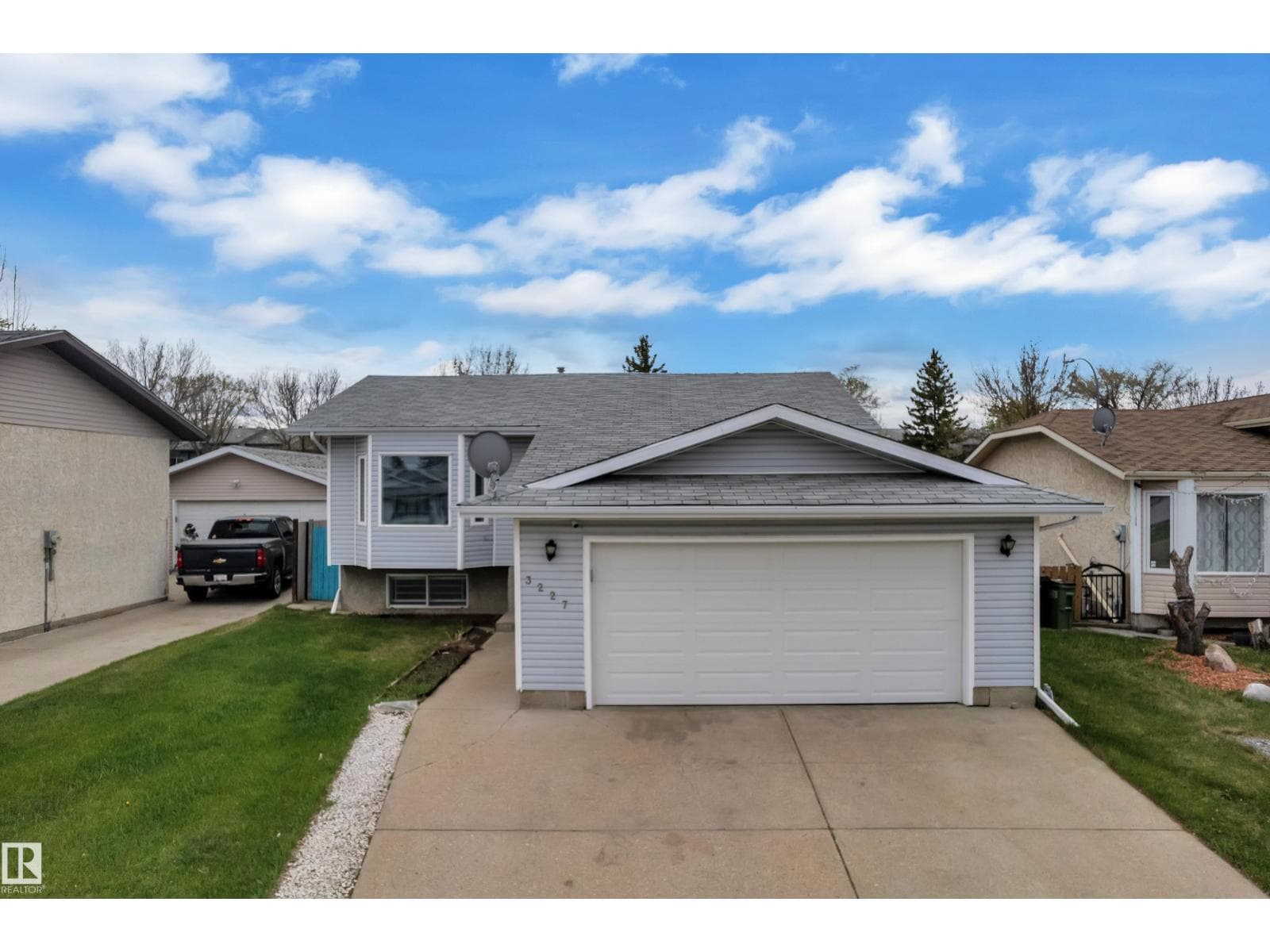 3227 145 AV NW