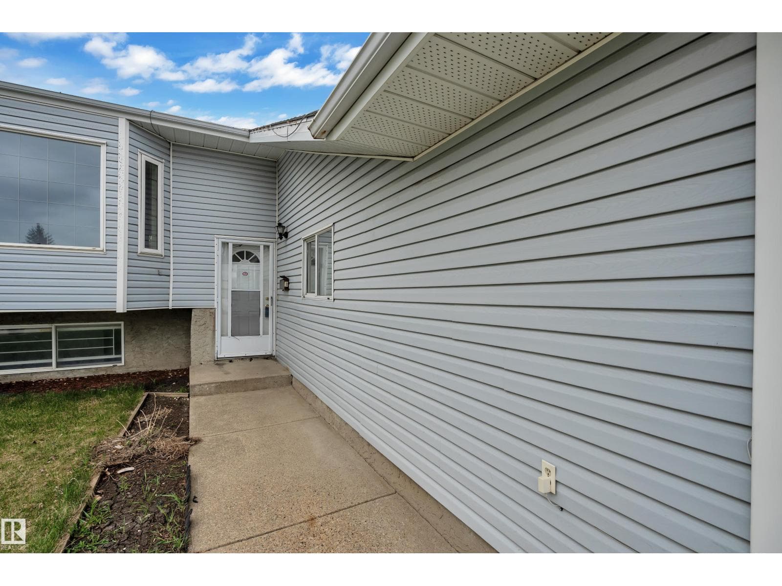 3227 145 AV NW — photo 5