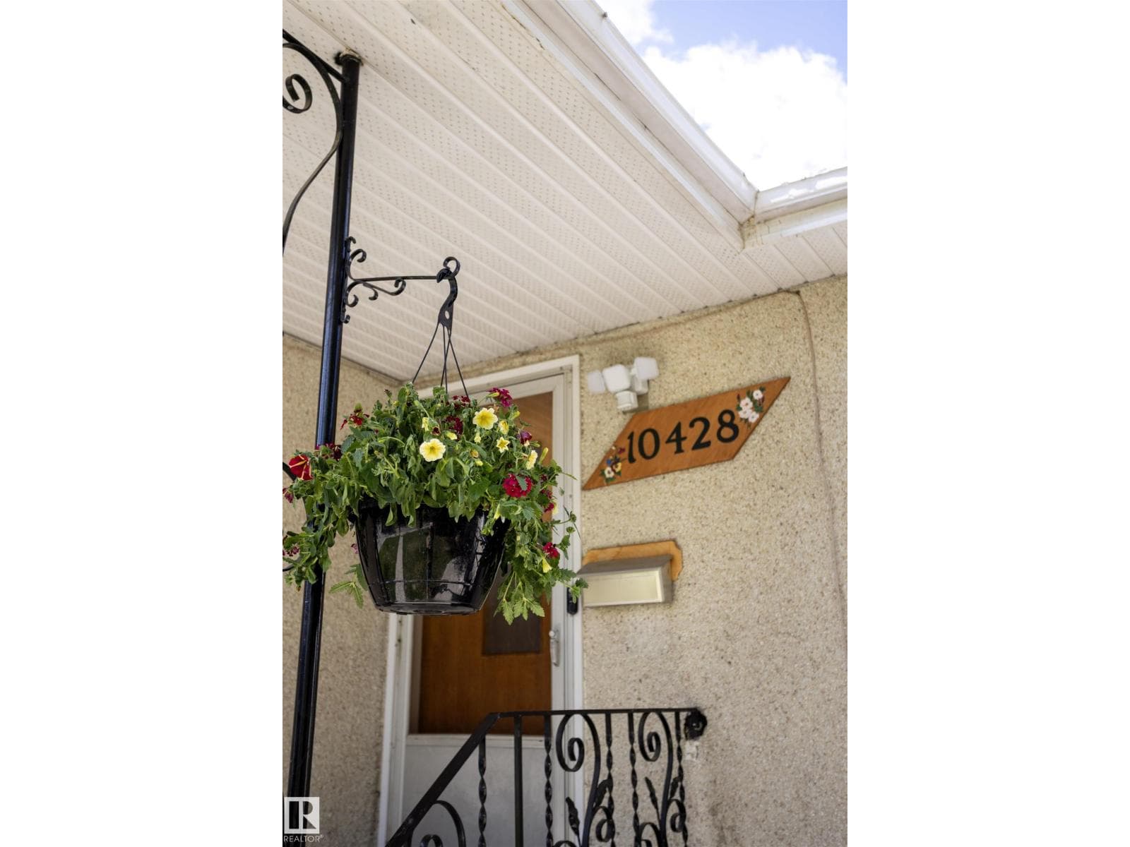10428 68 AV NW — photo 5