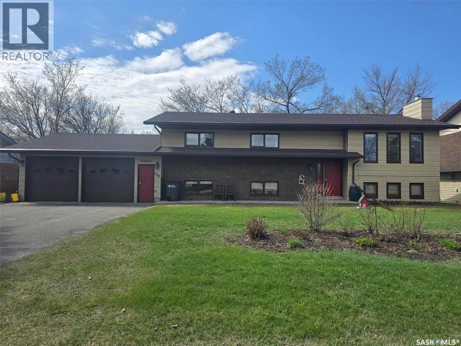 903 Assiniboia AVENUE