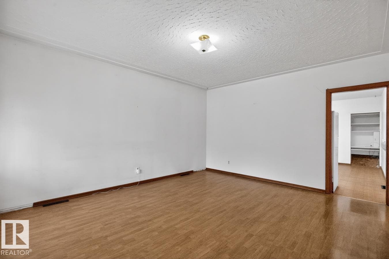 8326 81 AV NW — photo 5