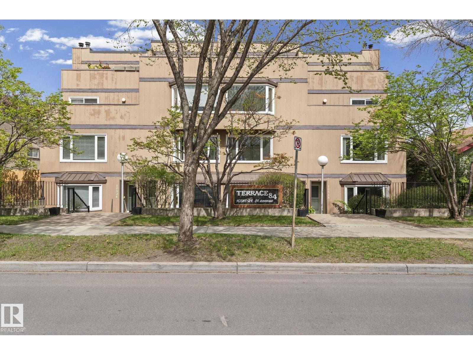 10518 84 AV NW — photo 2