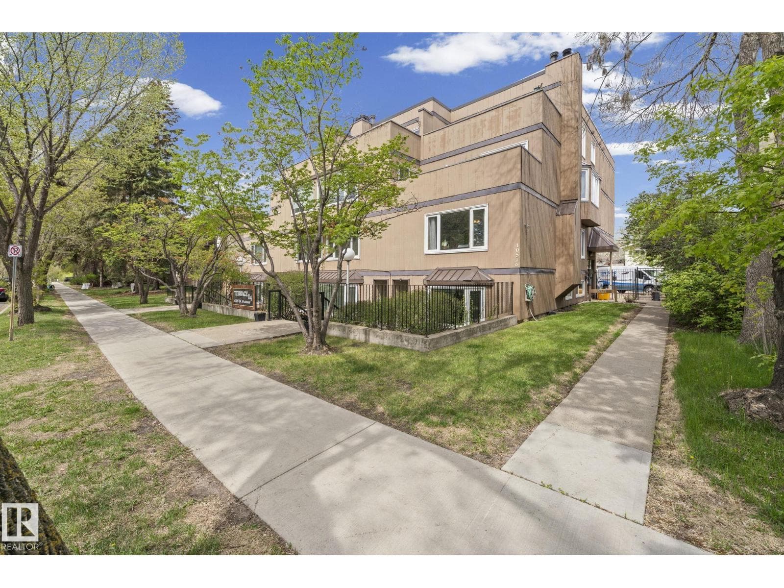 10518 84 AV NW — photo 3