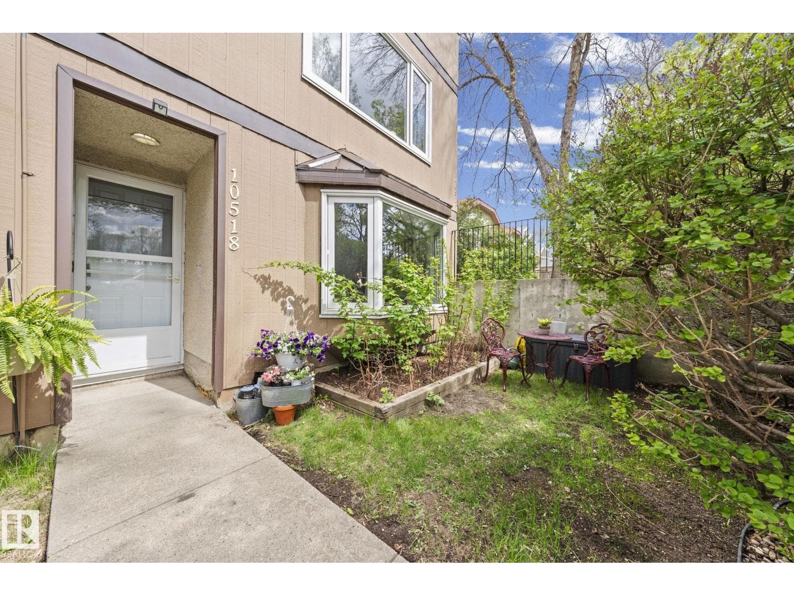 10518 84 AV NW — photo 4