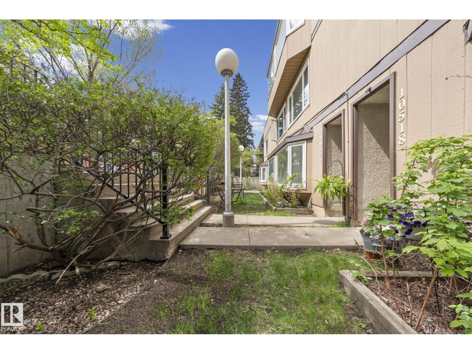 10518 84 AV NW — photo 5