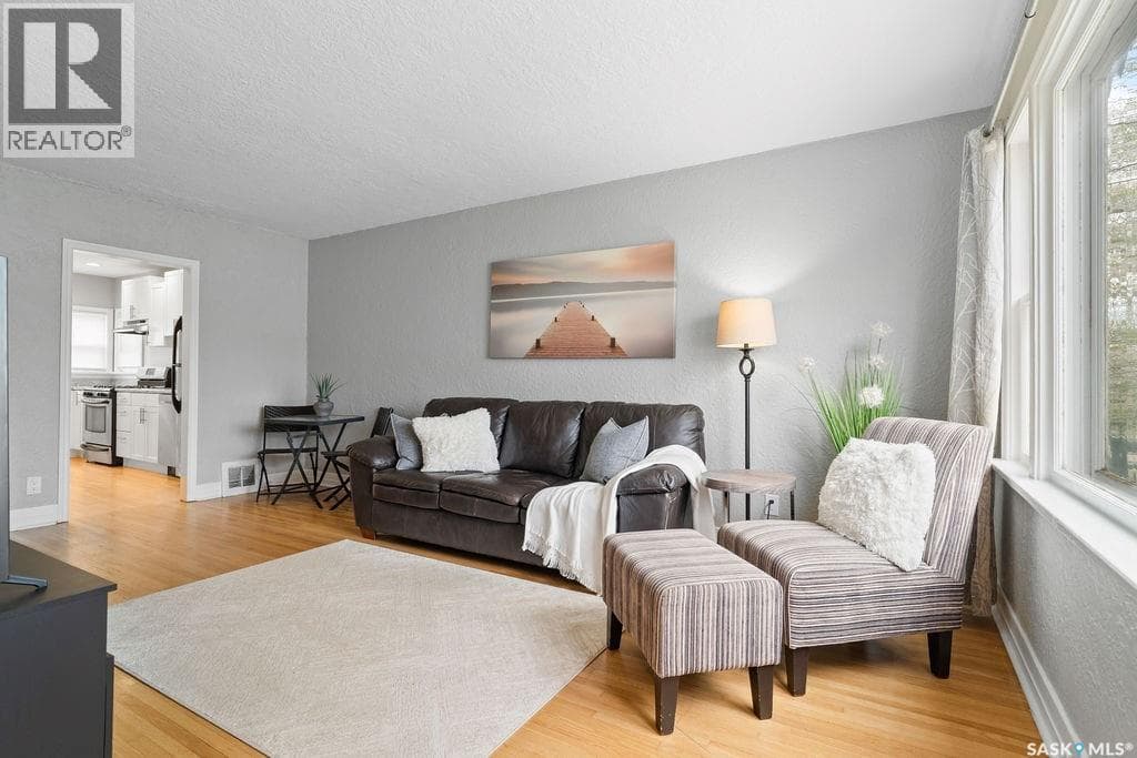 2111 Queen STREET — photo 3