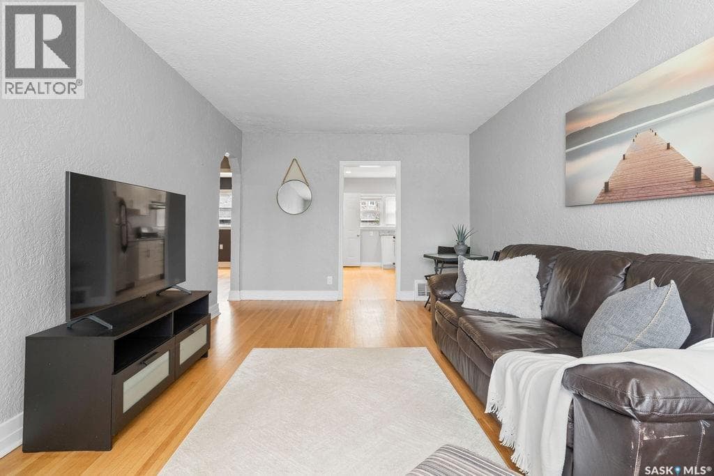2111 Queen STREET — photo 4
