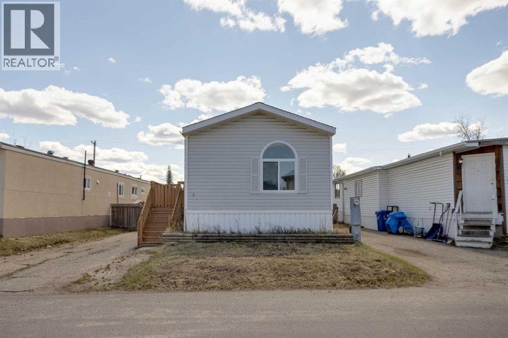 252 Grandview Crescent — photo 2