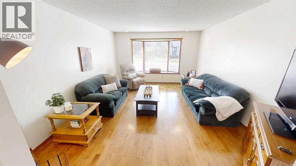 85 Cayuga Crescent W — photo 2