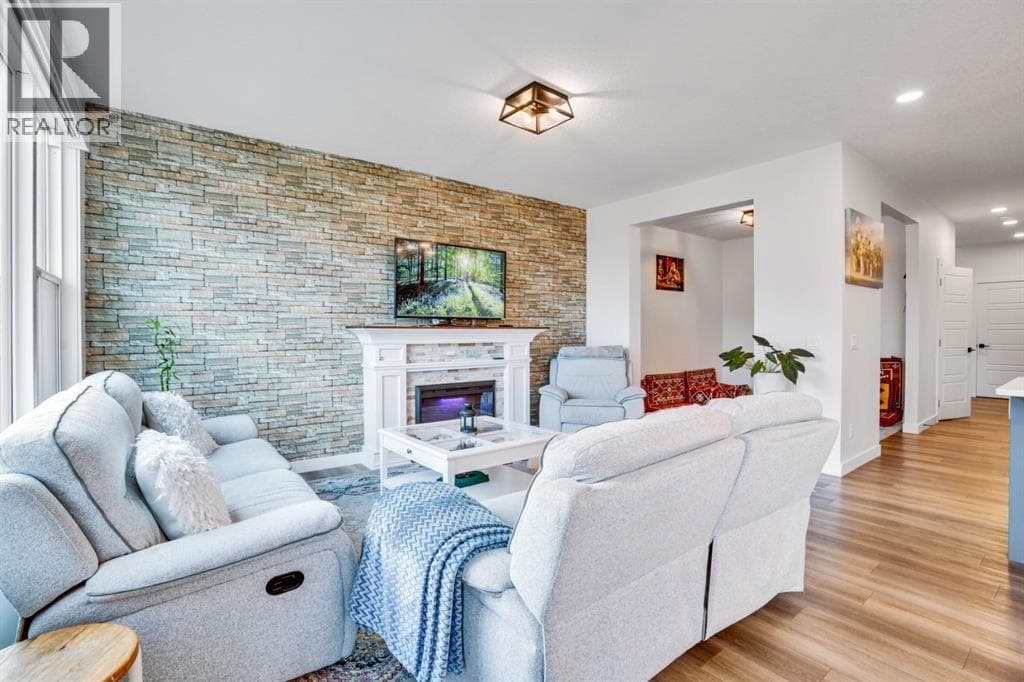 353 Walcrest View SE — photo 4