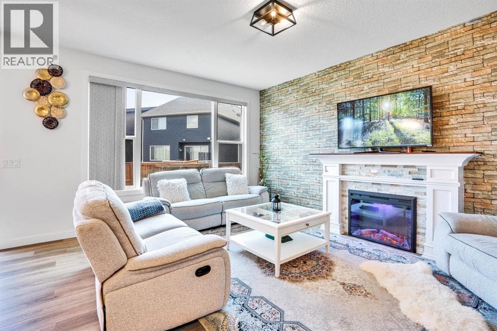 353 Walcrest View SE — photo 3