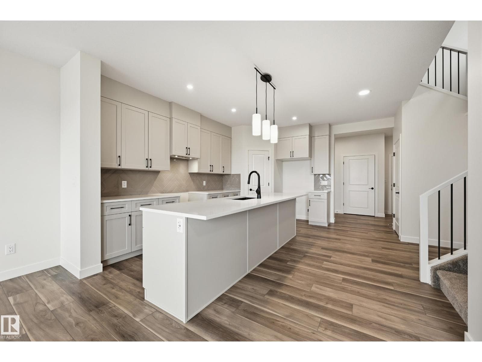 22376 90 AV NW — photo 5